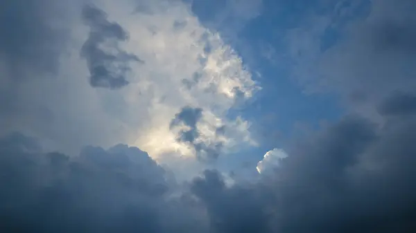 Soffice nuvola e bel cielo blu la sera in Thailandia — Foto Stock