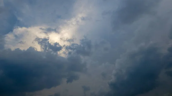 Nube esponjosa y hermoso cielo azul en la noche en Tailandia —  Fotos de Stock