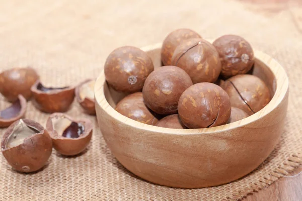 Nahaufnahme von Bio-Macadamia-Nuss auf Holzschale — Stockfoto