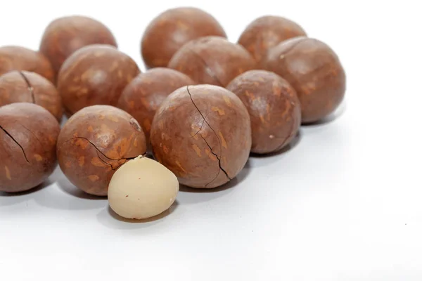 Close-up van biologische macadamia noot op witte achtergrond — Stockfoto