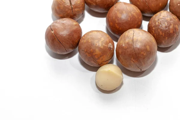 Close-up van biologische macadamia noot op witte achtergrond — Stockfoto