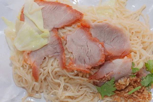 Sopa de macarrão de ovo com carne de porco assada vermelha em papel de embrulho — Fotografia de Stock