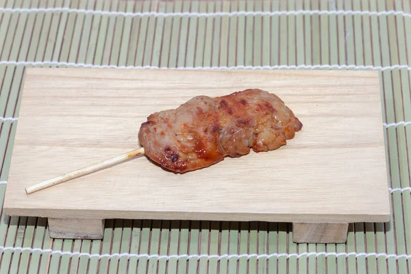 Panggang daging babi panggang Thai gaya di papan — Stok Foto