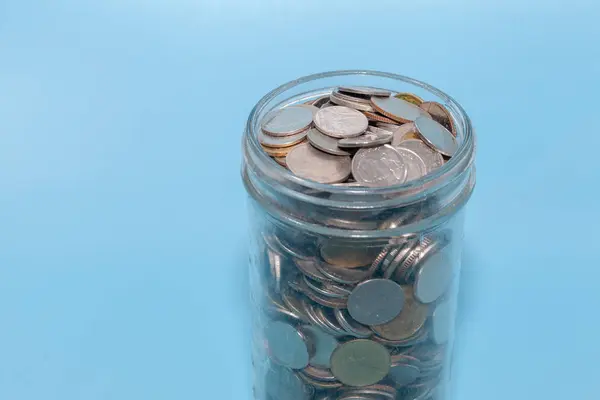 Primo piano di vaso di vetro con moneta, risparmio e concetto di investimento finanziario idea — Foto Stock