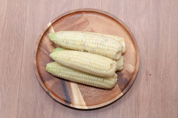 Close up of waxy corn in wooden plate — Stock Photo, Image