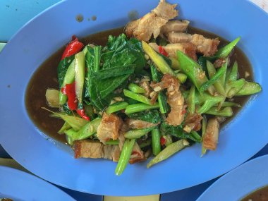 Kızarmış lahana ve kızarmış domuz tabağı.