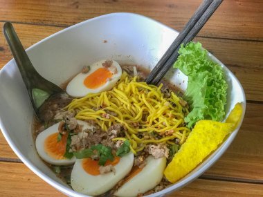 Yakisoba şehriye çorbası, yanında köfte ve yumurta.