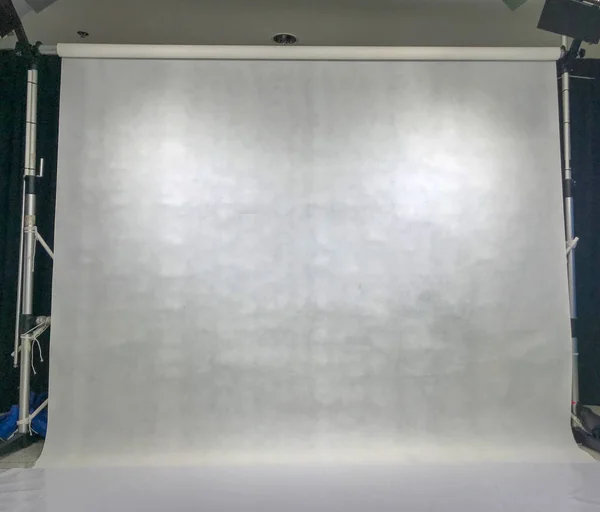 Empty white background scene in studio for photographer — Stockfoto