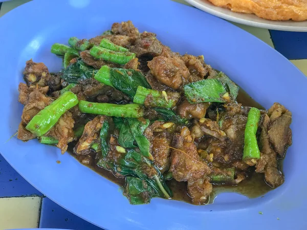 Mélanger le porc frit et la pâte de curry rouge sur une assiette — Photo
