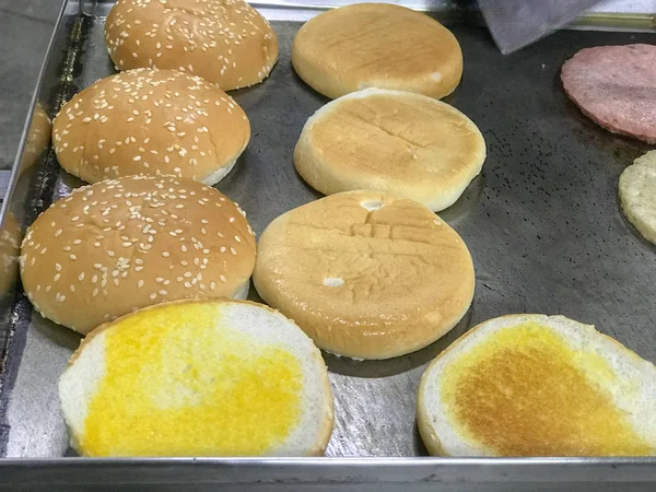 Vaření thajské domácí hamburgery na ulici potravin — Stock fotografie