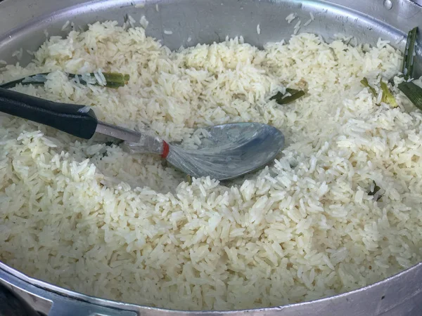 Cottura del riso di pollo hainanese in una grande pentola in Thailandia — Foto Stock