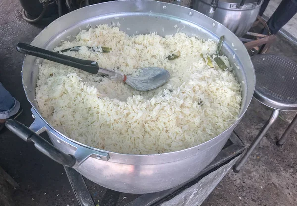 Madlavning Hainanese kylling ris i stor gryde på thailand - Stock-foto