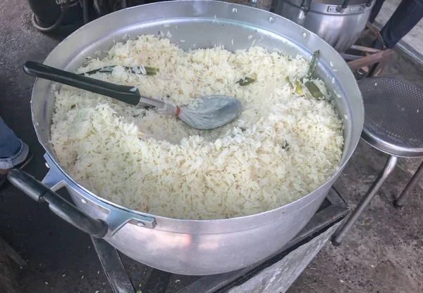 Koken Hainese kip rijst in grote pot op Thailand — Stockfoto