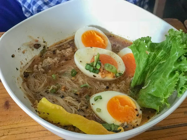 Soupe de nouilles yakisoba au porc cuit avec boulette de viande et oeuf — Photo