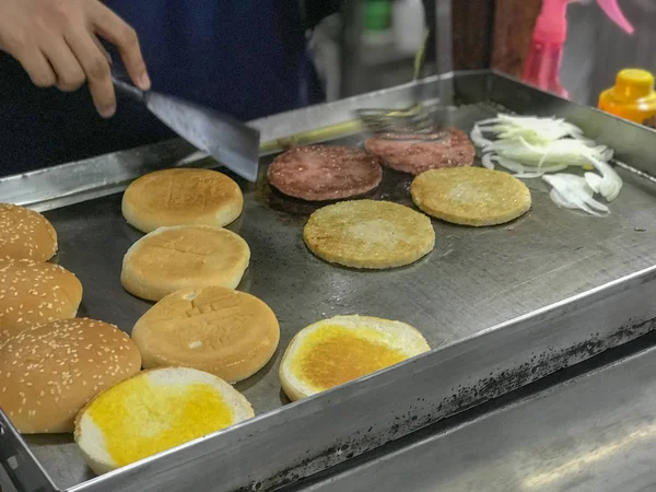 Cooking Thai homemade burgers at street food — Stockfoto