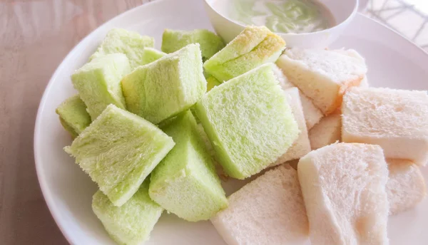 Nahaufnahme von Scheiben gedämpftem Brot und Pandanpudding, Thai-Dessert — Stockfoto