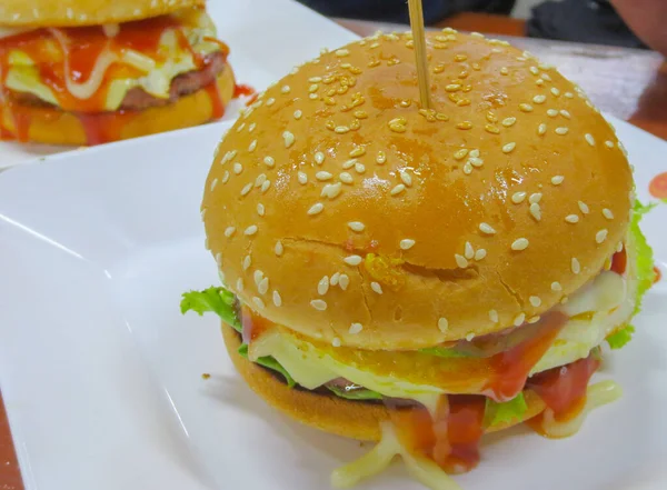 Close-up de hambúrguer na placa branca — Fotografia de Stock