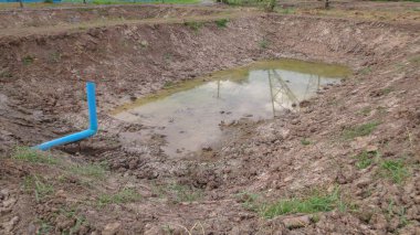 Çiftlik için kurumuş toprakla birlikte inşaat halindeki gölet
