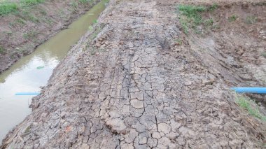 Kurumuş toprak arkaplan dokusunun gri çatlağı