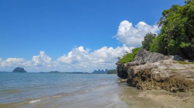 Tayland 'ın Pak Meng Sahili Trang bölgesinde güzel bir deniz dağı ve ada manzarası.