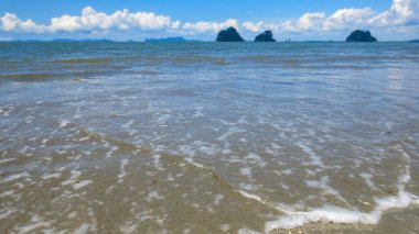 Tayland 'ın Pak Meng Sahili' nde dalga ve kum.