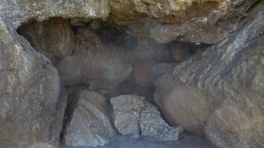 Denize yakın bir kaya ve Tayland 'ın Pak Meng Sahili Trang bölgesinde dalgalı kum.