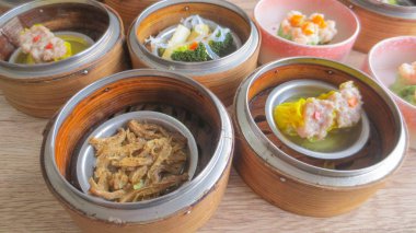 Sepette buğulanmış Dim Sum köfteleri, geleneksel Çin yemekleri.