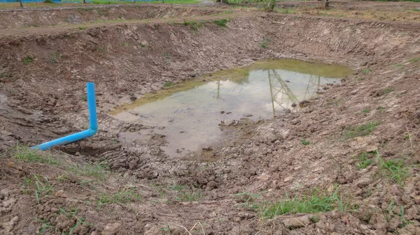 Étang en construction avec sol séché pour la ferme — Photo