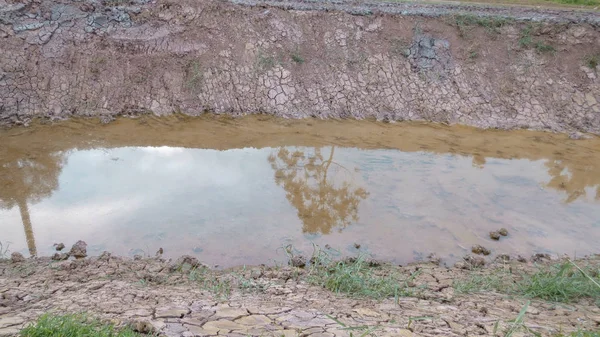 Lagoa em construção com solo seco para exploração agrícola — Fotografia de Stock