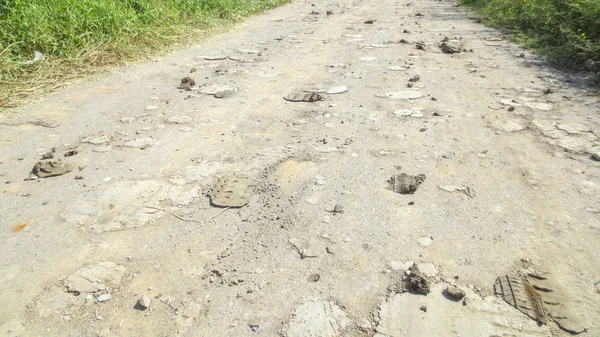 Stos brudu na brudnej drodze betonowej w Tajlandii — Zdjęcie stockowe