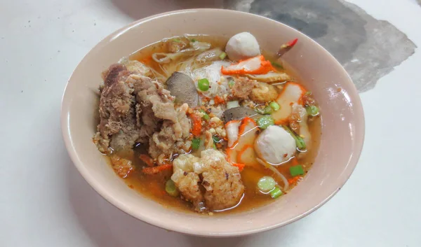 Bol de soupe de nouilles Tom Yum épicée avec du porc dans le style thaïlandais — Photo