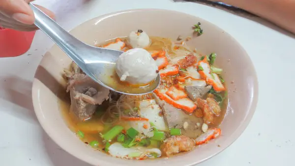 Tigela de sopa picante tom yum macarrão com carne de porco em estilo tailandês — Fotografia de Stock