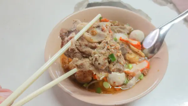 Bol de soupe de nouilles Tom Yum épicée avec du porc dans le style thaïlandais — Photo