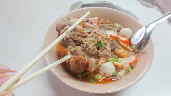 Tazón de sopa de fideos tom yum picante con cerdo al estilo tailandés — Foto de Stock