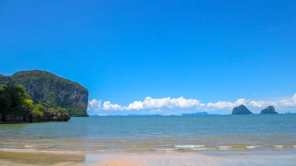 Krásná mořská hora a ostrov krajina scéna v Pak Meng Beach Trang provincie, Thajsko — Stock fotografie