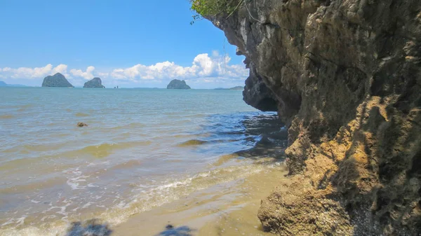 Szikla közelében a tenger és a homok hullám Pak Meng Beach Trang tartomány, Thailandrock közel a tenger és a homok hullám Pak Meng Beach Trang tartomány, Thaiföld — Stock Fotó