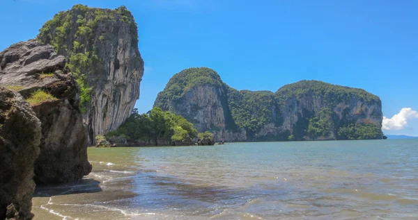 Kámen v blízkosti moře a písek s vlnou v Pak Meng Beach Trang provincie, Thajsko — Stock fotografie