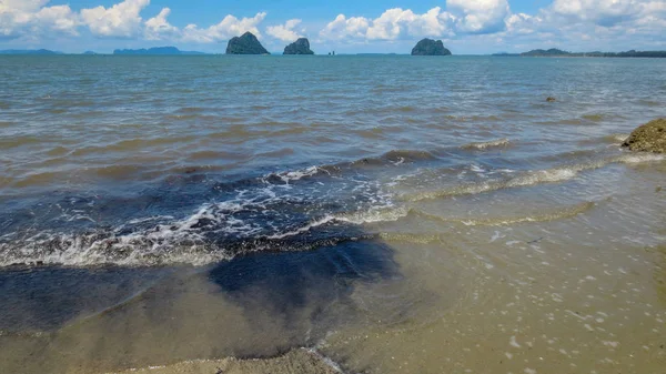 Krásné písečné moře a strom v Pak Meng Beach Trang provincie, Thajsko — Stock fotografie