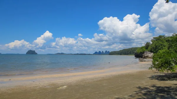 Schöne sandmeer und baum am pak meng beach trang provinz, thailand — Stockfoto