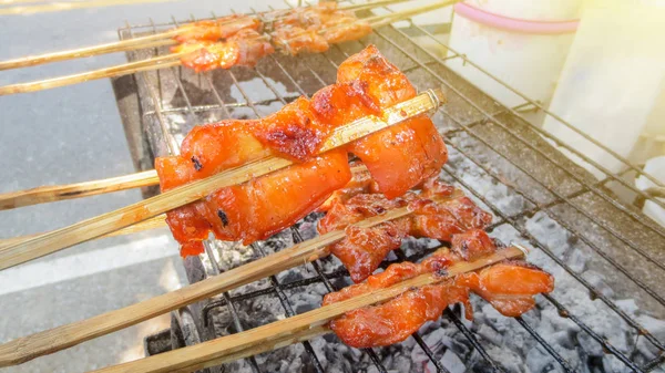 Broche de morceaux de poulet grillés rôtissant et fumant — Photo