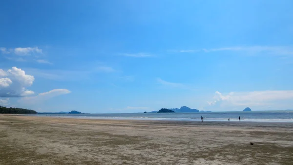 Bella scena del paesaggio estivo di mare e sabbia a Pak Meng Beach Trang province, Thailandia — Foto Stock