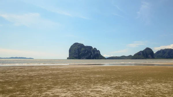 Красивое море и песок летняя пейзажная сцена в Пак Менг Beach Trang провинции, Таиланд — стоковое фото