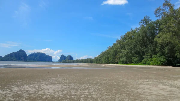 Красивое море и песок летняя пейзажная сцена в Пак Менг Beach Trang провинции, Таиланд — стоковое фото