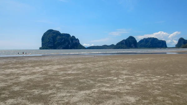 Krásné moře a písek letní krajina scéna v Pak Meng Beach Trang provincie, Thajsko — Stock fotografie