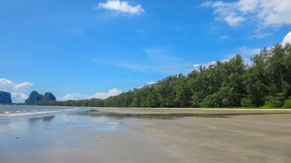 Красивое море и песок летняя пейзажная сцена в Пак Менг Beach Trang провинции, Таиланд — стоковое фото
