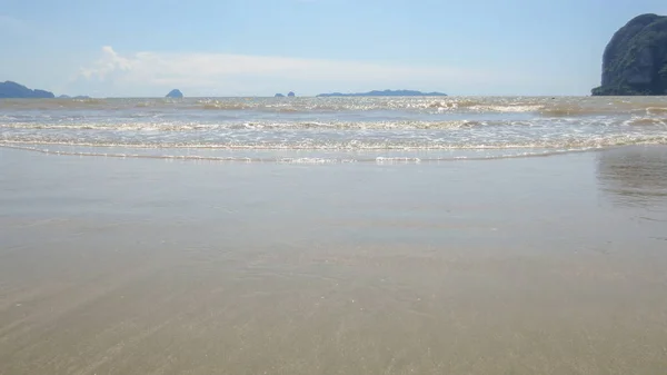 Schiuma di acqua di mare sulla spiaggia in una giornata di sole d'estate nella provincia di Pak Meng Beach Trang, Thailandia — Foto Stock