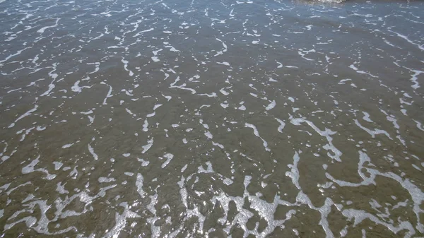Espuma de agua de mar en la playa en un día soleado de verano en la provincia de Pak Meng Beach Trang, Tailandia —  Fotos de Stock