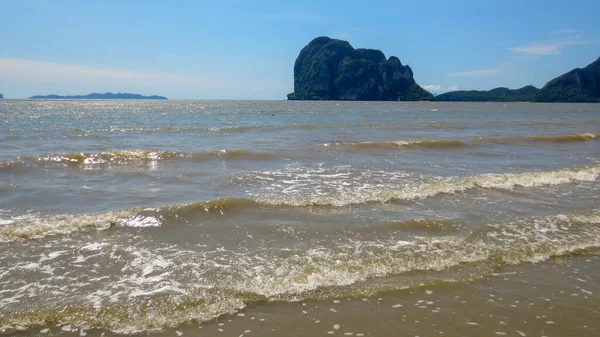 Krásné moře a písek letní krajina scéna v Pak Meng Beach Trang provincie, Thajsko — Stock fotografie