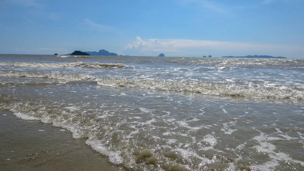 Meerwasserschaum am Strand an einem sonnigen Sommertag am Strand von pak meng trang Provinz, Thailand — Stockfoto