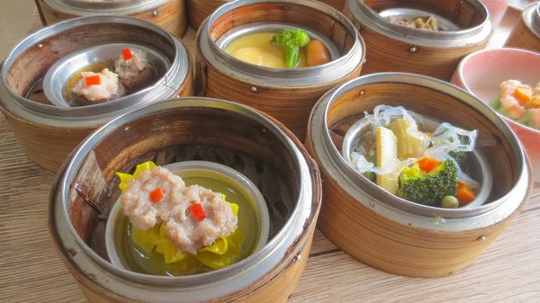 Close up of set steamed dim sum dumplings in basket, chinese traditional food — 스톡 사진